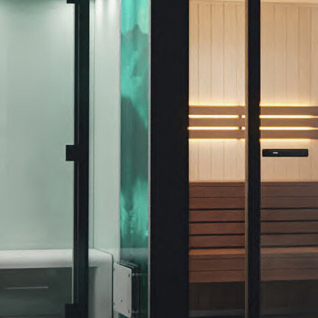 Moderner Spa-Raum mit gläsernem Dampfbad und Sauna, mit schlichten schwarzen Rahmen. 