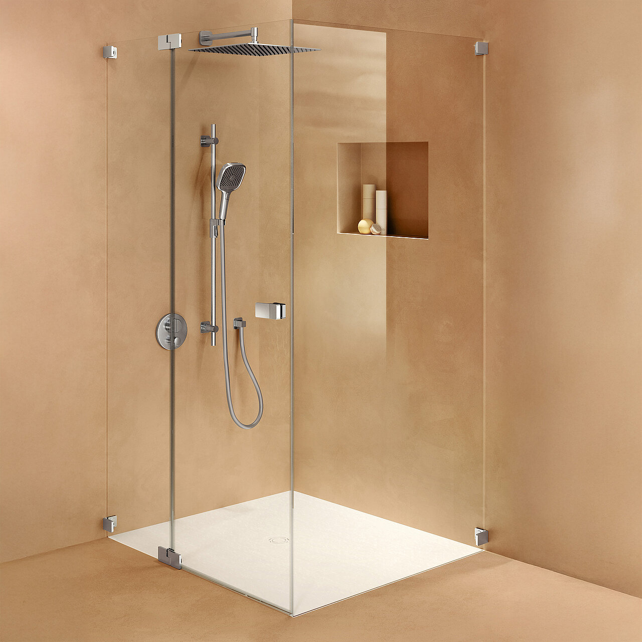 Eine moderne, Glasdusche mit einer quadratischen Regendusche, einem Handbrausekopf und einer eingebauten Nische.