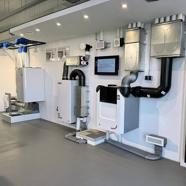 Moderne HVAC- und Lüftungssysteme sind an einer weißen Ausstellungswand montiert.