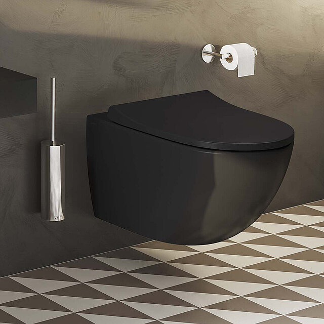 Ein modernes Badezimmer mit einer an der Wand montierten schwarzen Toilette