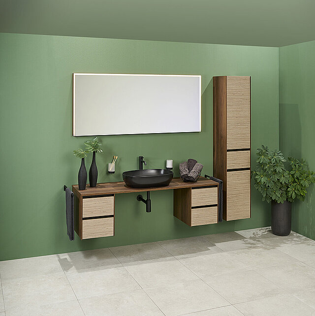 Modernes Bad mit einem großen rechteckigen Spiegel, schwebendem Waschtisch und Schränken aus Holz, schwarzem Waschbecken und Wasserhahn.