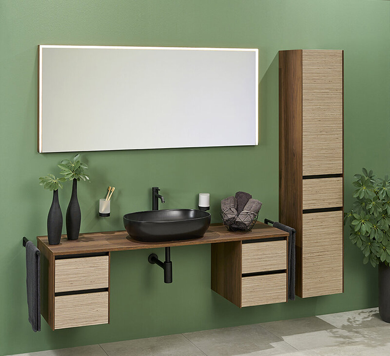 Modernes Bad mit einem großen rechteckigen Spiegel, schwebendem Waschtisch und Schränken aus Holz, schwarzem Waschbecken und Wasserhahn.