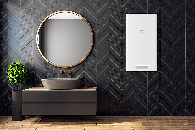 Modernes Badezimmer mit rundem Spiegel, grauem Waschbecken, schwebendem Waschtisch an einer dunklen Wand mit Chevron-Muster. 