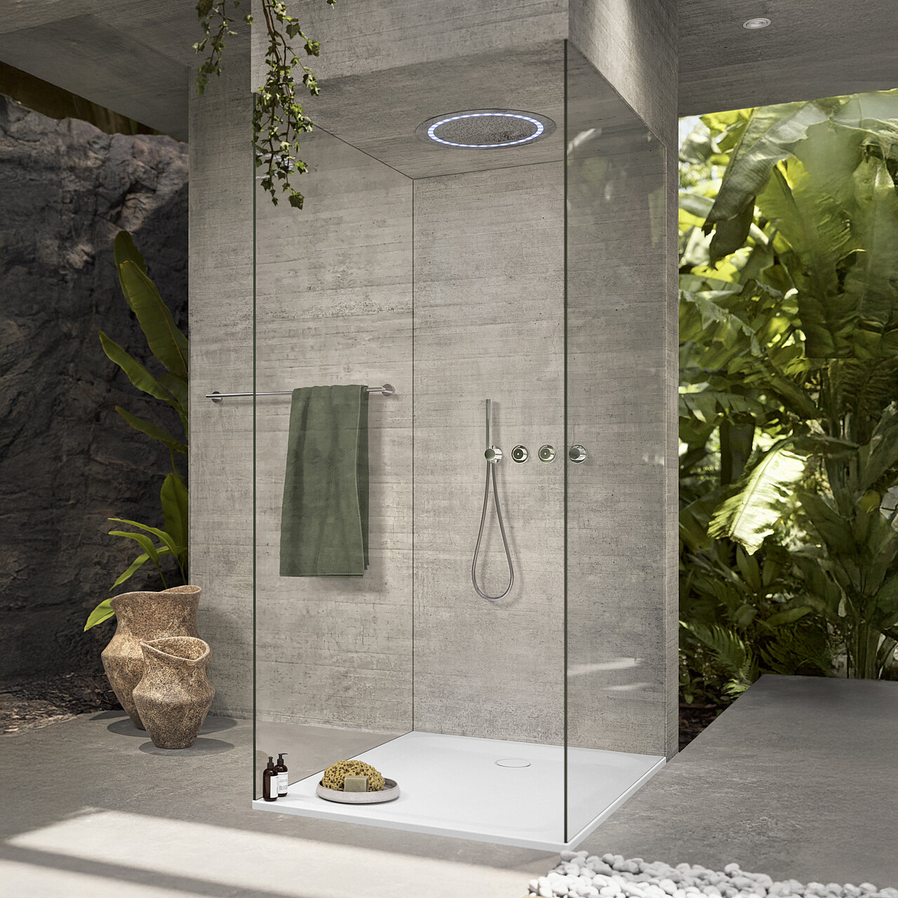Moderne Außendusche mit Glaswänden, Regendusche und umgeben von tropischen Pflanzen