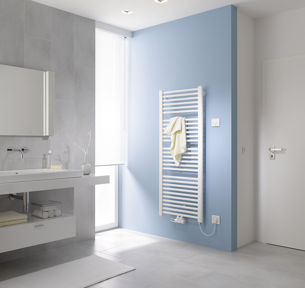 Modernes Badezimmer mit hellgrauen Fliesen, einem weißen Waschbecken, einem großen Spiegel und einem weißen Handtuchheizkörper an der Wand.