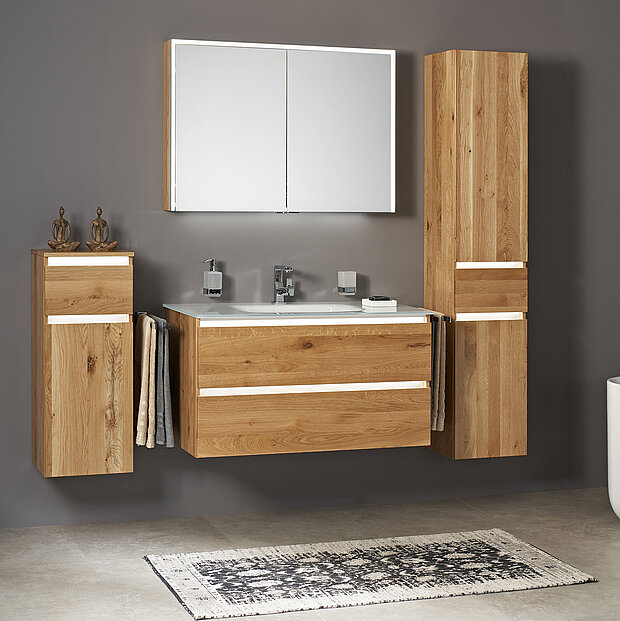 Bad mit schwebenden Schränken und Schubladen aus Holz, einem rechteckigen Spiegel über dem Waschbecken.