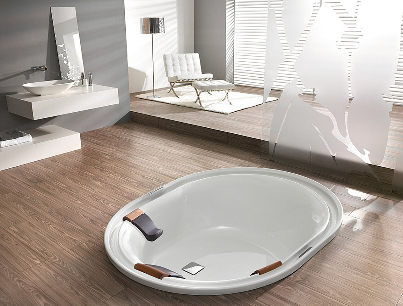 Ein modernes Bad mit einer versenkten ovalen Badewanne mit Kopfstützen, Holzakzenten und einem eleganten Wasserhahn. 