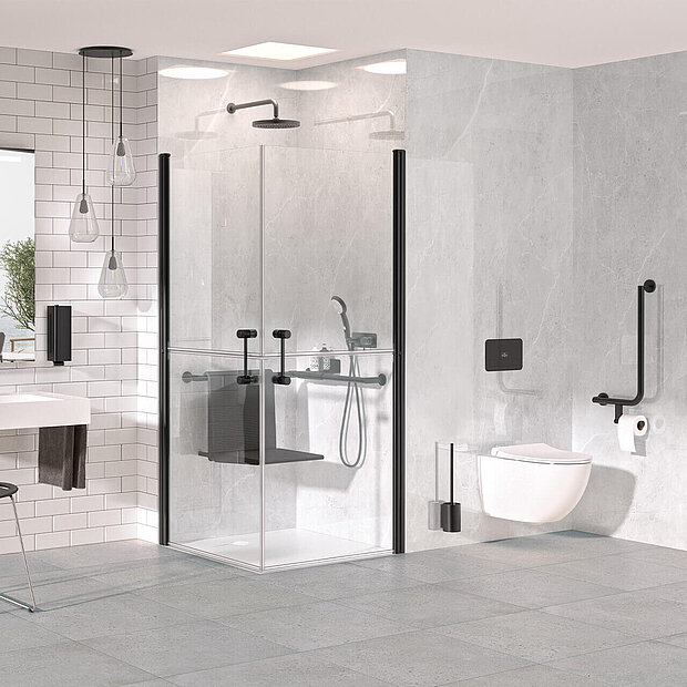  Ein modernes, barrierefreies Badezimmer mit einer begehbaren Dusche mit Haltegriffen und Duschsitz, einem an der Wand montierten Waschbecken mit Hocker.