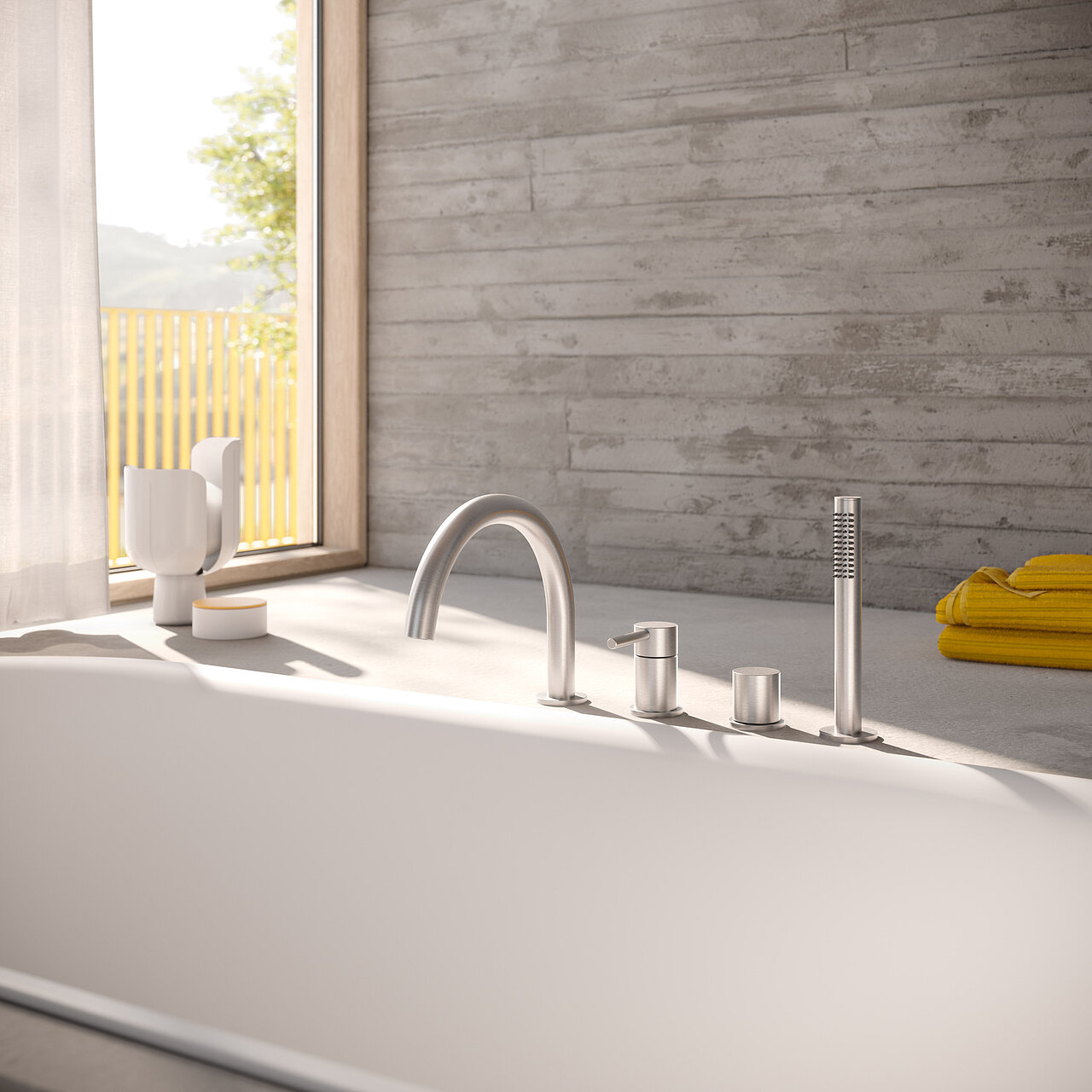 Modernes Bad mit einer weißer Badewanne und eleganten silbernen Armaturen.