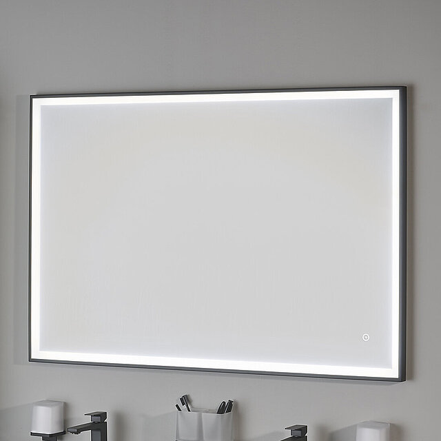 Ein großer rechteckiger Badezimmerspiegel mit eingebauter LED-Beleuchtung an den Rändern.