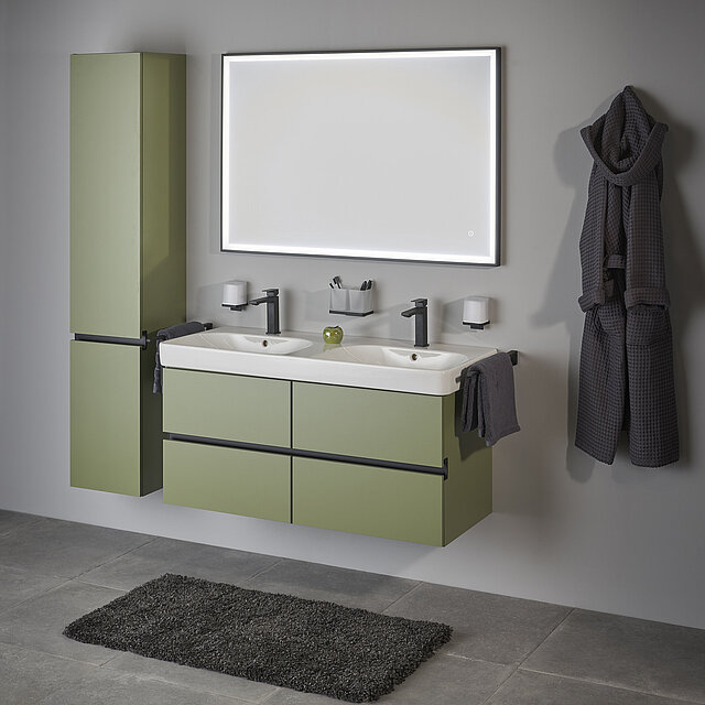 Modernes Bad mit schwebenden Schränken, Doppelwaschbecken, großem beleuchtetem Spiegel und zwei schwarzen Wasserhähnen.