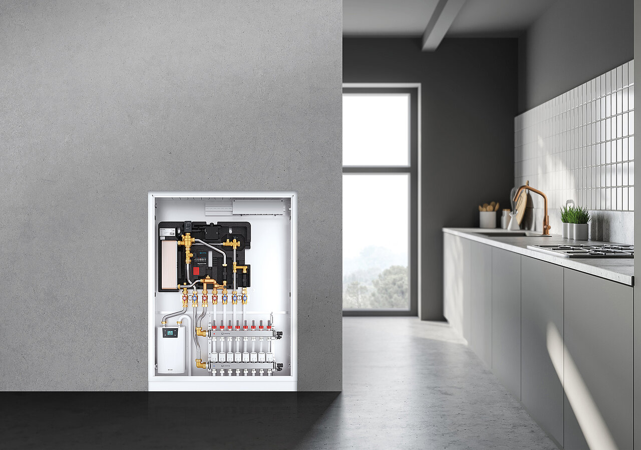 Eine Küche mit grauen Schränken und weißen Fliesen und einer Wohnungsstationen zur Warmwasserbereitung an der Wand.