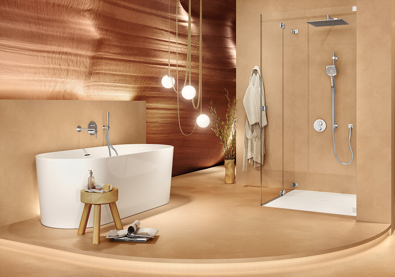 Modernes Bad mit freistehender weißer Wanne, Holzhocker, gläserner Dusche, Hängelampen, weichen erdigen Wänden.