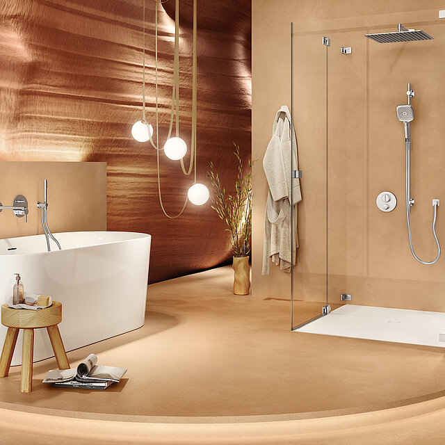 Modernes Bad mit freistehender weißer Wanne, Holzhocker, gläserner Dusche, Hängelampen, weichen erdigen Wänden.