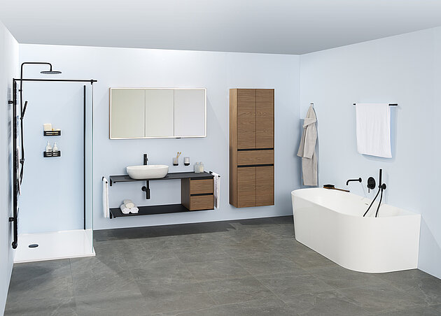 Modernes Badezimmer mit Glasdusche, weißer Badewanne, wandmontiertem Waschbecken, Holzschränken und schwarzen Armaturen. 