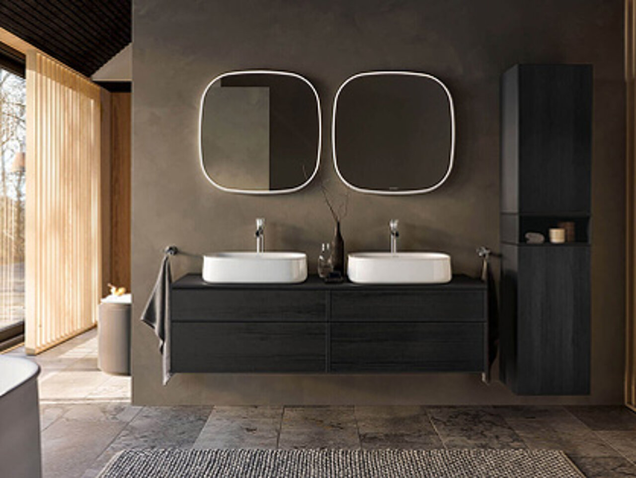 Modernes Badezimmer mit zwei weißen Waschbecken auf einem dunklen, schwebenden Waschtisch, zwei runden, quadratischen Spiegeln darüber.