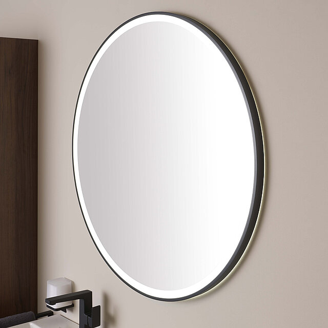 Ein großer, runder Wandspiegel mit schwarzem Rahmen und eingebauter LED-Hintergrundbeleuchtung.