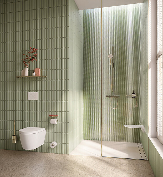 Modernes Badezimmer mit hellgrünen vertikalen Fliesenwänden, begehbarer Glasdusche, wandmontierter Toilette, minimalistischen Armaturen.