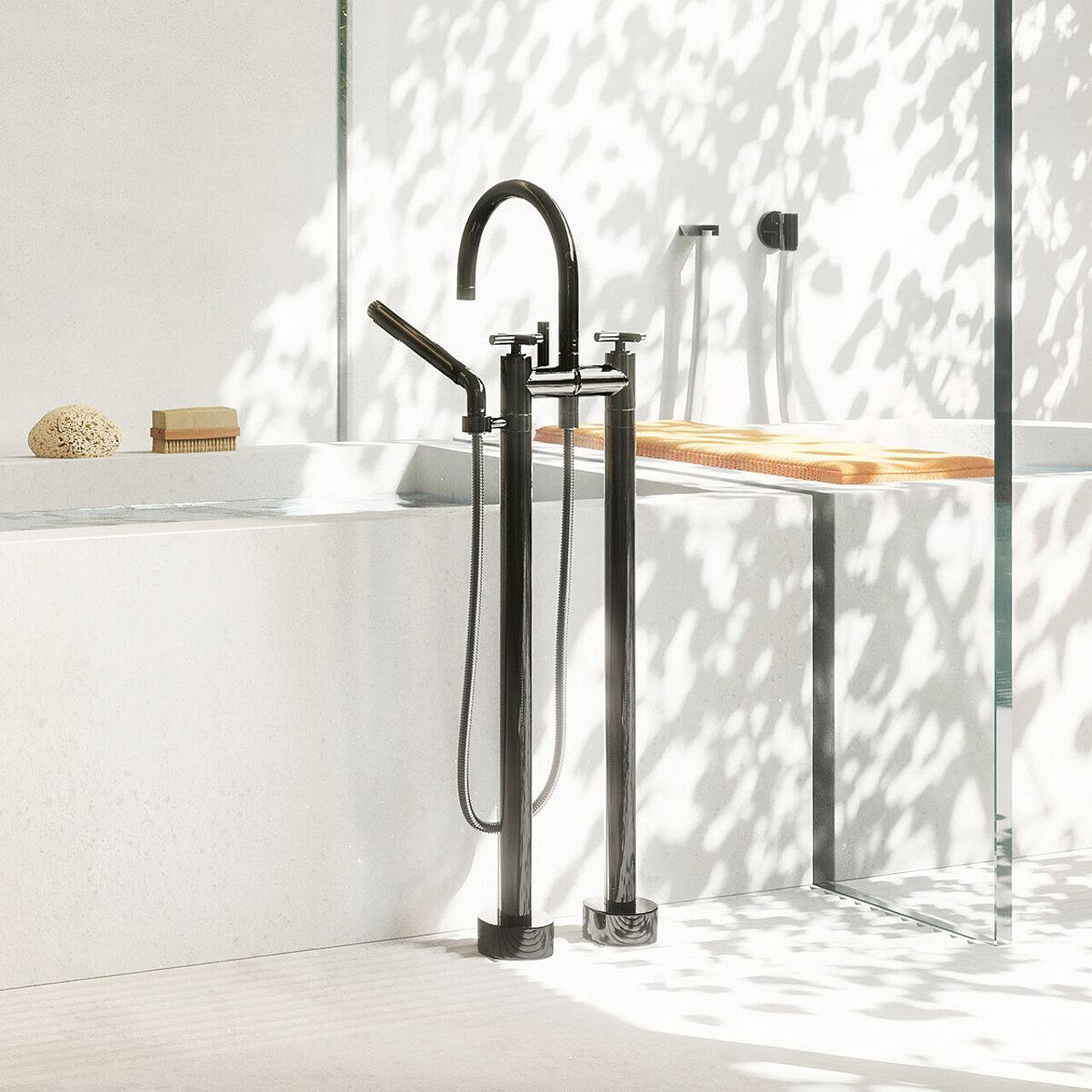 Modernes Bad mit einer weißen, freistehenden Wanne, schwarzen Armaturen, einem kleinen Holzhocker und einer Glasdusche. 