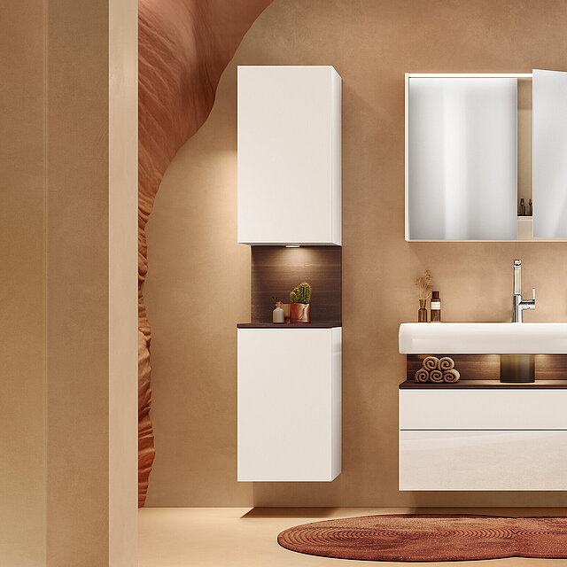 Modernes Bad mit einem weißen schwebenden Schrank und großem Spiegelschrank.