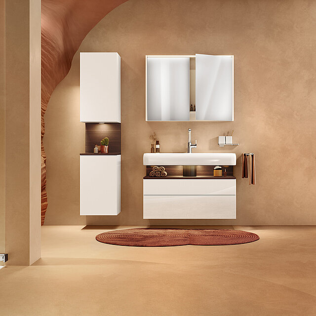 Modernes Bad mit einem weißen schwebenden Schrank und großem Spiegelschrank.