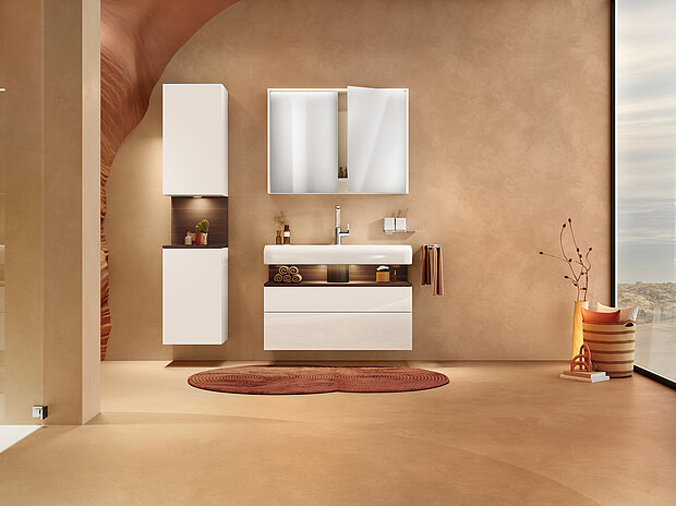 Modernes Bad mit einem weißen schwebenden Schrank und großem Spiegelschrank.