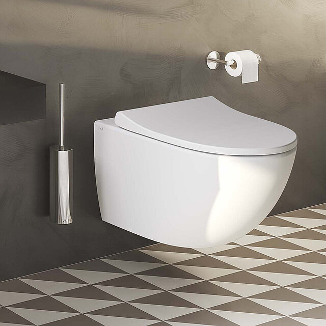 Eine moderne, wandmontierte weiße Toilette mit geschlossenem Deckel.