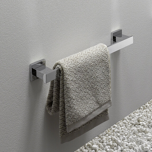 [Translate to Italienisch:] Ein graues Handtuch hängt ordentlich an einem modernen, verchromten Handtuchhalter, der an einer Wand angebracht ist.