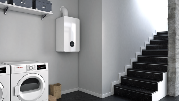 Waschküche mit Waschmaschine und Trockner, einem weißen, an der Wand montierten Gas-Brennwertgerät.