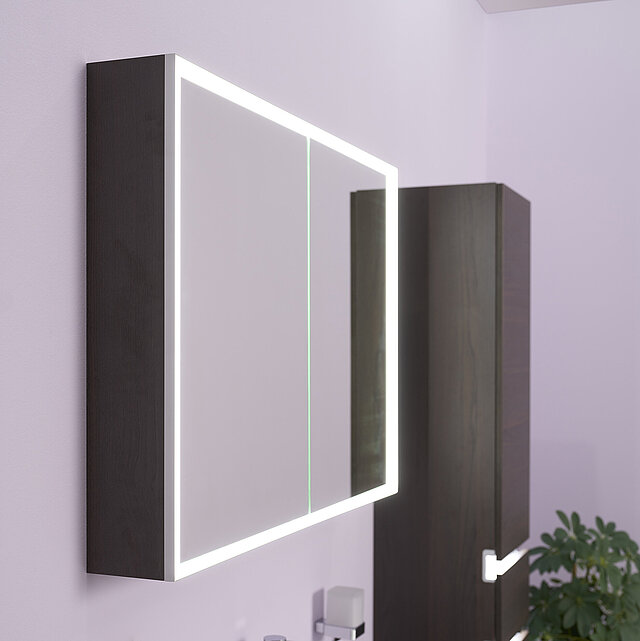 Moderner, wandmontierter Badspiegelschrank mit LED-Beleuchtung an den Rändern in kaltweißem Licht