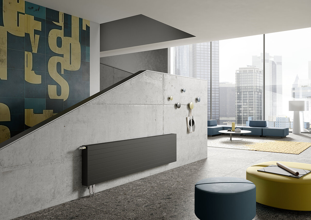 Ein modernes Wohnzimmer mit großen Fenstern, blauen Sofas, abstrakter Wandkunst und einer Betontreppe mit einem schlichten schwarzen Heizkörper.