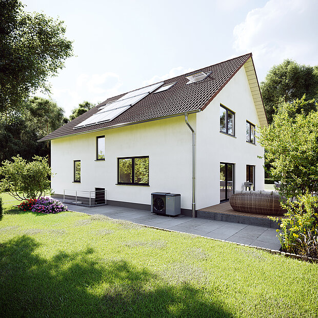 Weißes Haus mit Schrägdach, großen Fenstern und Solarpanels in grünem Garten mit Bäumen und Sträuchern.