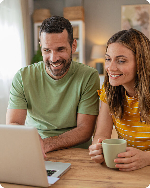 [Translate to Italienisch:] Paar sitzt vor einem Laptop