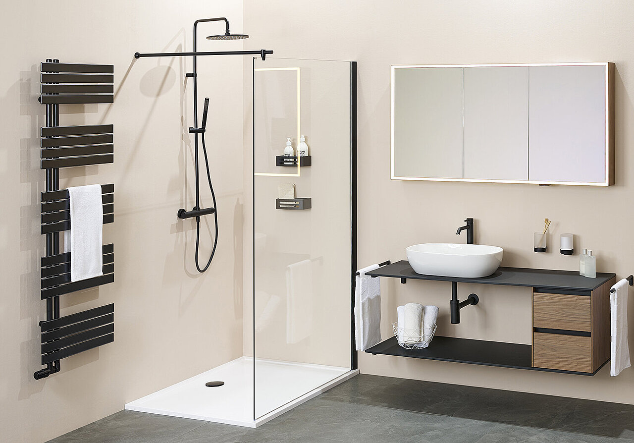 Modernes Bad mit gläserner Dusche, schwarzen Armaturen, einem wandmontierten Handtuchwärmer, einem schwebenden Waschtisch 