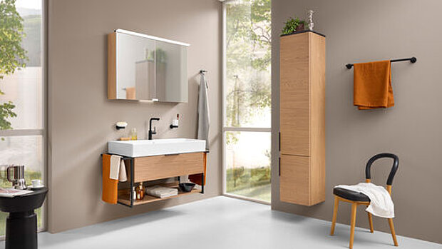 Modernes Bad mit einem hölzernen schwebenden Schrank und großem Spiegelschrank über dem Waschtisch mit beigen Wänden