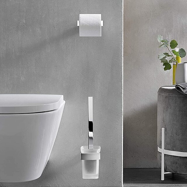 [Translate to Italienisch:] Minimalistisches Badezimmer mit einer wandmontierten Toilette, einem Toilettenpapierhalter, einer modernen Toilettenbürstengarnitur