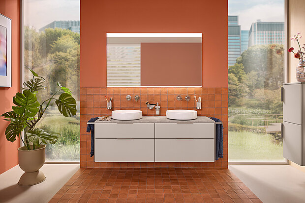 Modernes Bad, mit Spiegel inkl. Beleuchtung, Doppelwaschtischbecken, weichen erdigen Wänden.