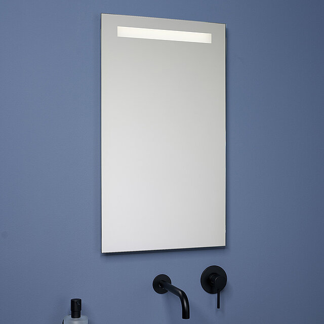 Ein rechteckiger Wandspiegel mit einer horizontalen LED-Lichtleiste oben