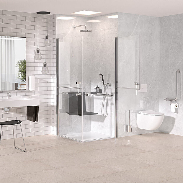 Modernes, geräumiges Badezimmer mit weißen Fliesen und einer begehbaren Glasdusche.