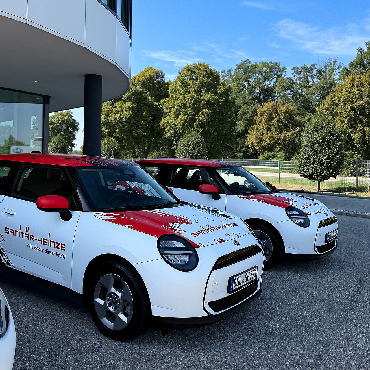 E-Minis im Sanitär-Heinze-Design stehen vor der Zentrale in Ainring