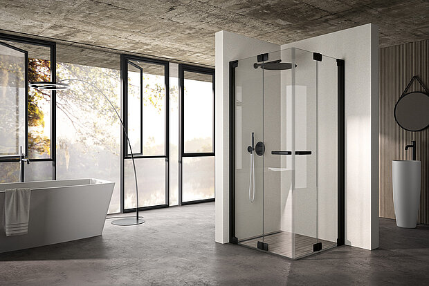 Modernes Bad mit einer freistehenden Badewanne, einer Stehlampe, einer gläsernen Dusche mit schwarzer Verkleidung, einem runden Spiegel und einem Sockelwaschbecken