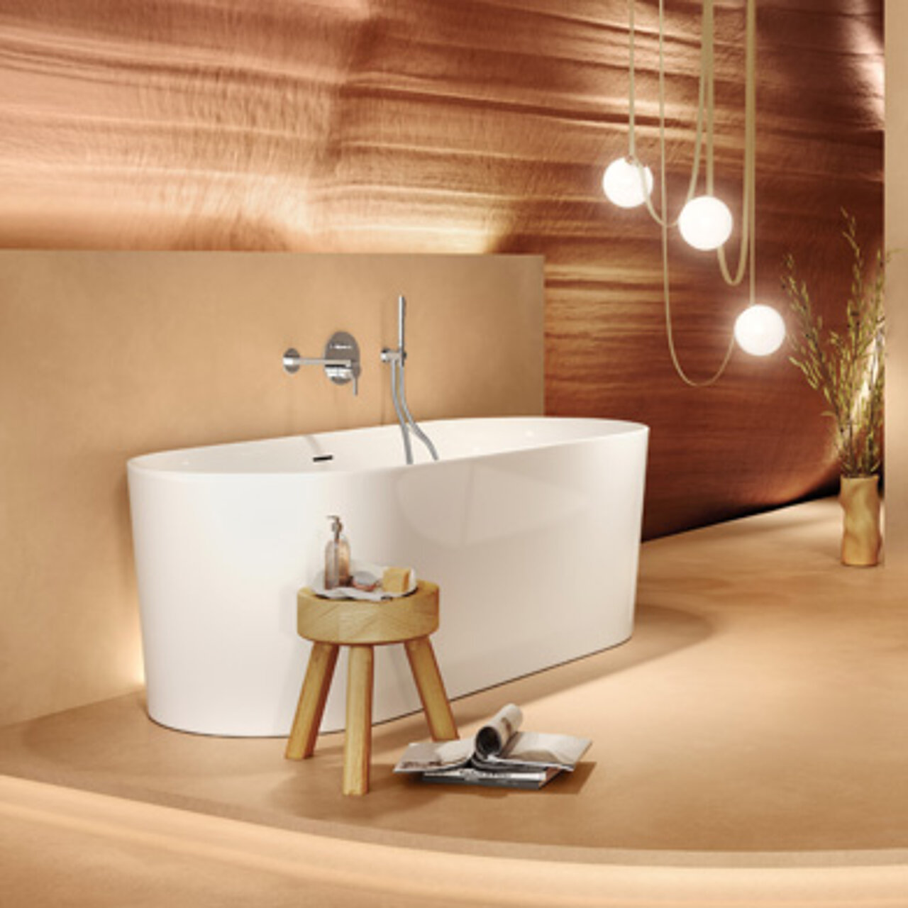 Ein modernes Badezimmer mit einer weißen, freistehenden Badewanne, einem Holzhocker mit Badutensilien.