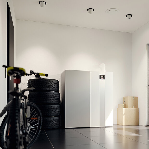 Gefliester Raum mit einem Fahrrad, Autoreifen, Kartons und einem Gas-Brennwertkessel an der Wand