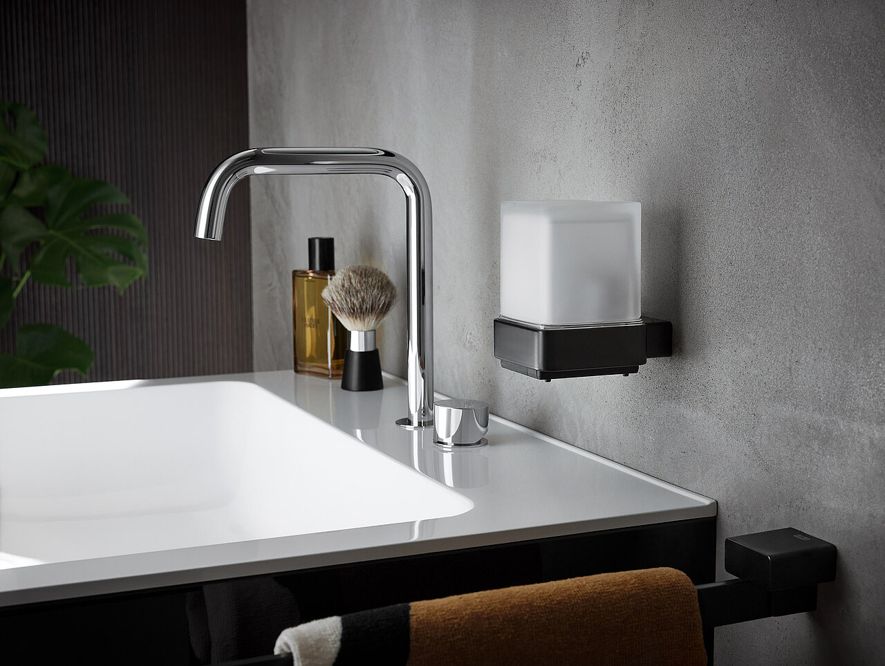 Ein modernes Waschbecken mit einer eleganten Chromarmatur, einem wandmontierten Seifenspender an einer Wand. 